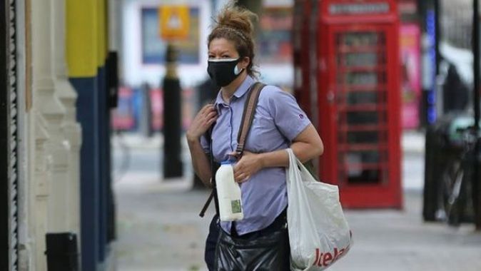 İngilizler sorguluyor: Maske virüsü önlüyorsa niye bu kadar çok kişi Covid’e yakalanıyor?