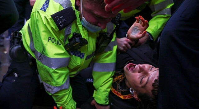 İngiltere’de polis aşı karşıtı gösteriye müdahale etti