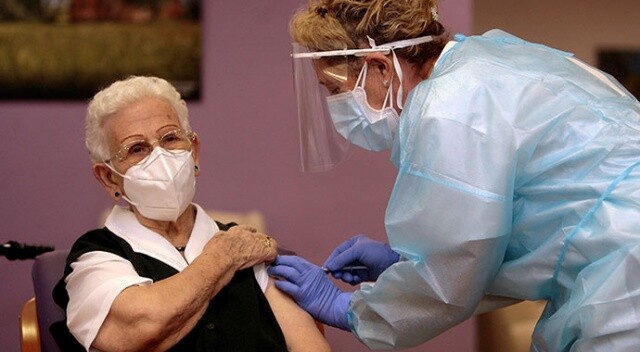 İspanya’da ilk Covid-19 aşısı 96 yaşındaki kadına yapıldı
