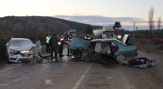 Isparta’da 2 otomobil kafa kafaya çarpıştı: 1 ölü, 4 yaralı