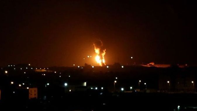 İsrail topçuları Gazze&#039;de bir evi vurdu