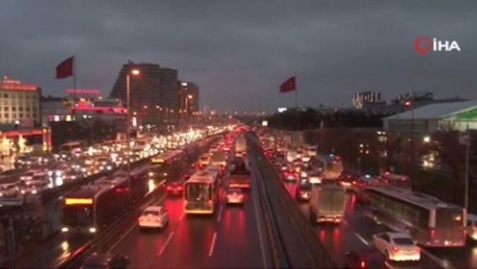 İstanbul’da trafik yoğunluğu yüzde 72 seviyelerine yükseldi
