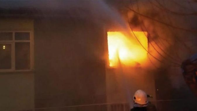 Kırıkkale&#039;de 2 katlı evde yangın çıktı