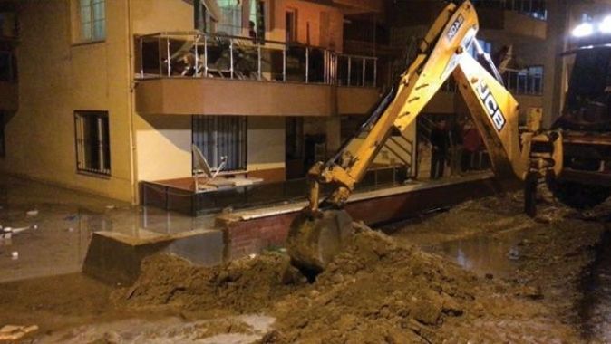Kuşadası’nda evleri su bastı, belediye ekipleri vatandaşın yardımına koştu