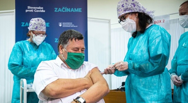 Slovakya&#039;da ilk Covid-19 aşısı vuruldu