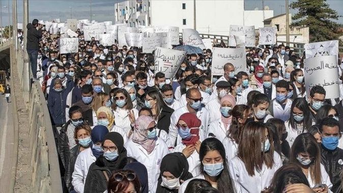 Tunus&#039;ta sağlık çalışanları sektörde reform talebiyle meydanlara indi