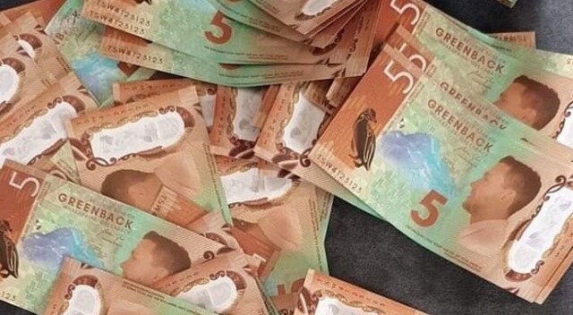 Yeni Zelanda&#039;da gökten para yağdırdılar, paralar sahte çıkınca isyan çıktı