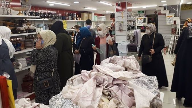 Zeytinburnu’nda zabıta ekibini şaşırtan manzara: İndirimi duyan mağazaya koştu