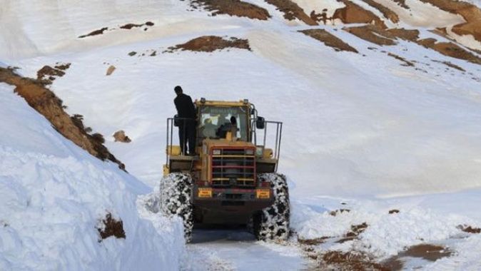 20 günlük kar esaretinin ardından köy yolu ulaşıma açıldı