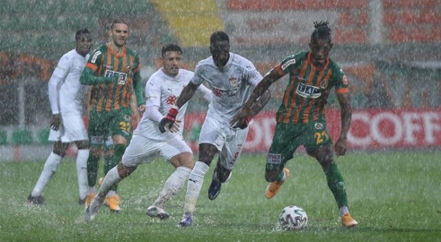 Alanyaspor - Sivasspor maçına yağmur engelli