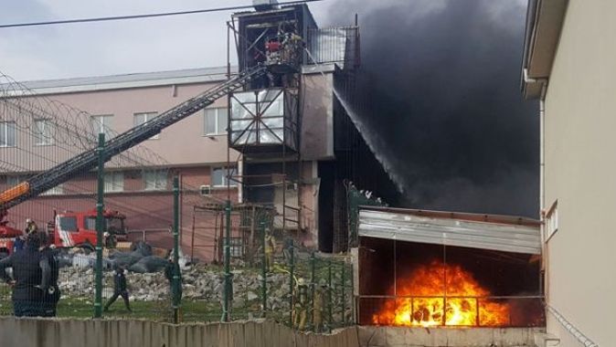 Arnavutköy&#039;de korkutan fabrika yangını