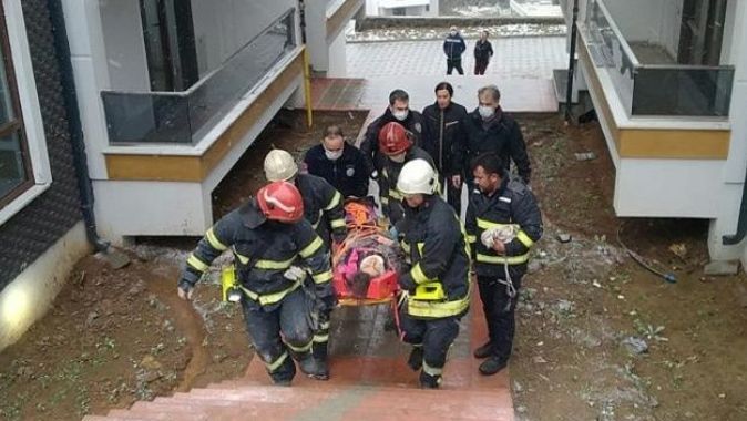 Asansör boşluğuna düşen genç kızı itfaiye ekipleri kurtardı
