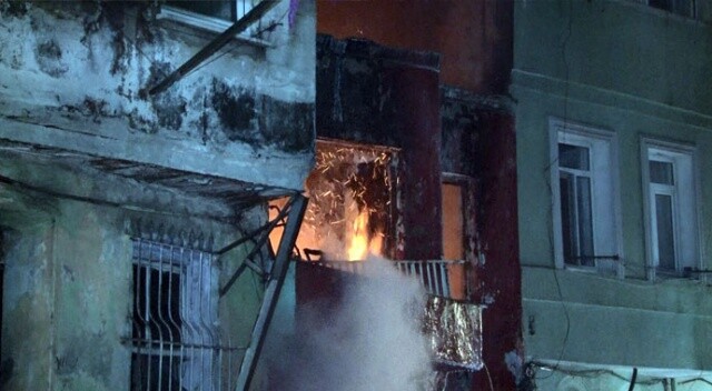 Beyoğlu&#039;nda korkutan hurdacı yangını