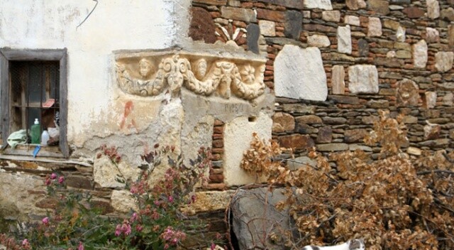Binlerce yıllık lahdi evin duvarı yaptılar