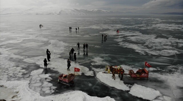 Çıldır Gölü’nde buzlarla vals: Görüntüler hayran bıraktı