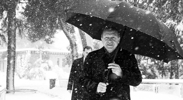 Cumhurbaşkanı Erdoğan&#039;dan kar altında yürürken fotoğraf paylaşımı