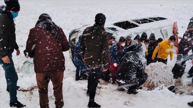 Diyarbakır&#039;da devrilen iki minibüste 22 kişi yaralandı