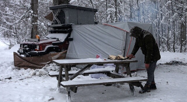 Eksi 14 derecede kamp keyfi! Kar yağışının tadını çıkardılar