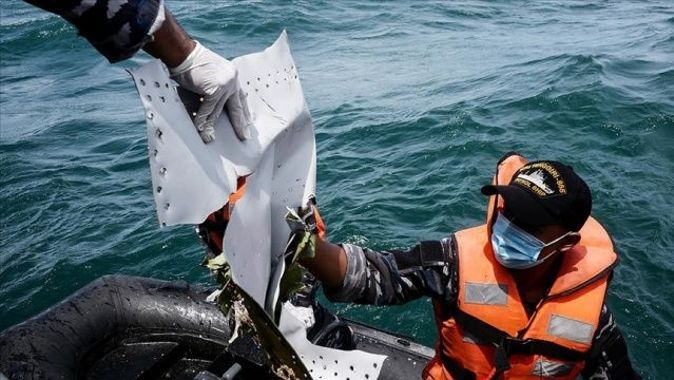 Endonezya’da düşen yolcu uçağı enkazını arama çalışmaları sürüyor
