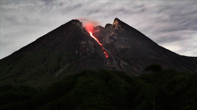 Endonezya&#039;da Merapi Yanardağı&#039;nda iki patlama oldu
