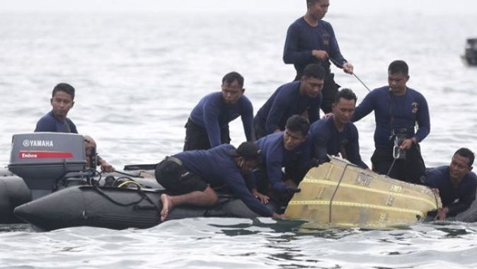 Endonezya’da yolcu uçağının düştüğü bölgede arama kurtarma çalışmaları sürüyor