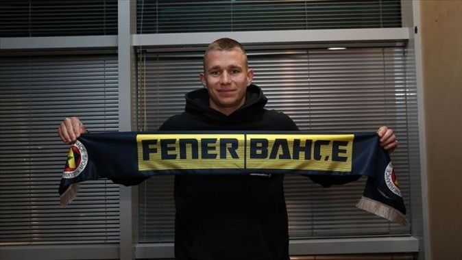 Fenerbahçe&#039;nin transfer gündemindeki Macar futbolcu Szalai, İstanbul&#039;a geldi