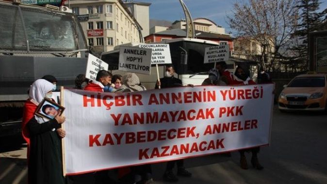 Hakkari&#039;de terör mağduru aileler, HDP İl Başkanlığı önünde eylem yaptı