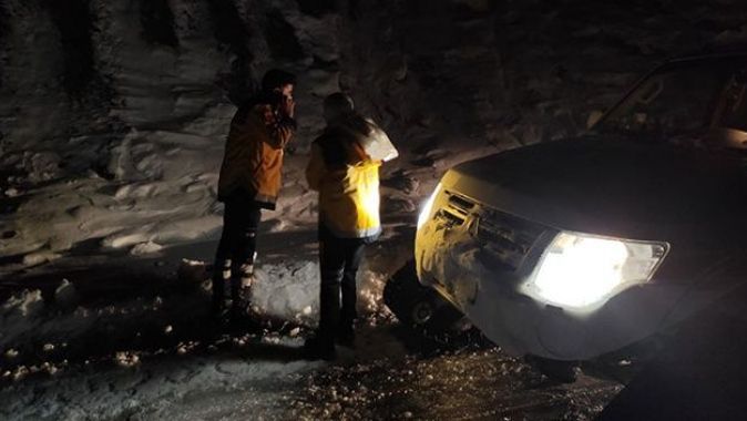Hasta kurtarmaya giden 112 ekibi karda mahsur kaldı
