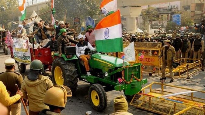 Hindistan&#039;da protestocu çiftçiler, Yeni Delhi dışındaki protesto kamplarına geri döndü
