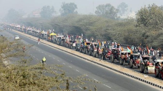 Hindistan&#039;daki Cumhuriyet Bayramı kutlamalarında çiftçilerden &#039;traktörlü&#039; eylem