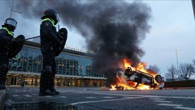 Hollanda&#039;da salgın tedbirlerine karşı protestolar şiddetini arttırdı