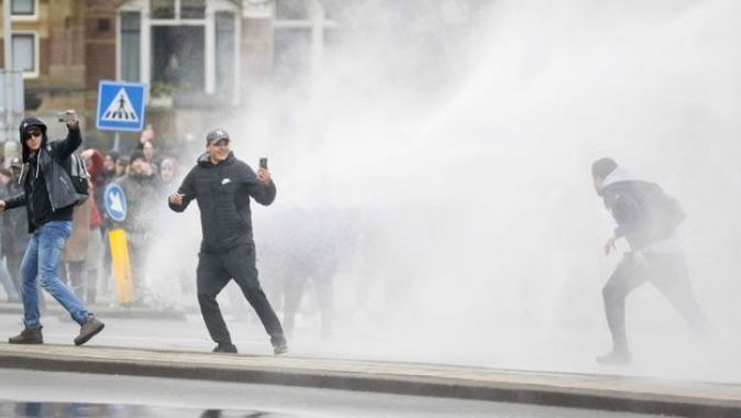 Hollanda&#039;daki protestolar şiddetleniyor! Lahey&#039;e de sıçradı