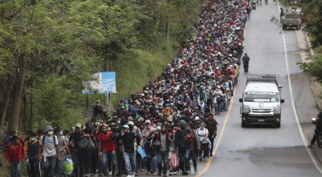 Honduraslı göçmenler “Sözünü tut Biden” diyerek ABD’ye yürüyor