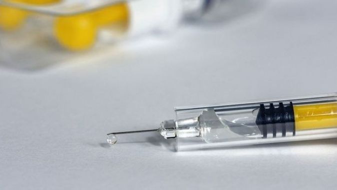 İsrail, sağlık çalışanlarının aşılanması için Filistin&#039;e 5 bin doz Kovid-19 aşısı verecek
