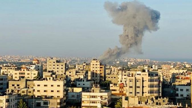 İsrail topçusu Gazze&#039;de bir evi vurdu