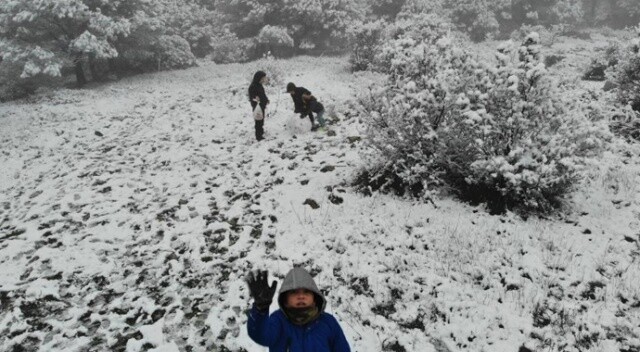 İstanbul&#039;a kar yağdı, çocuklar keyfini kar topu oynayarak çıkardı