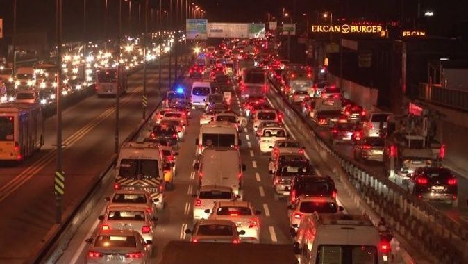 İstanbul’da mesai çıkışında trafik yoğunluğu