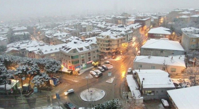 İstanbullular güne karla başladı: O anlar böyle görüntülendi