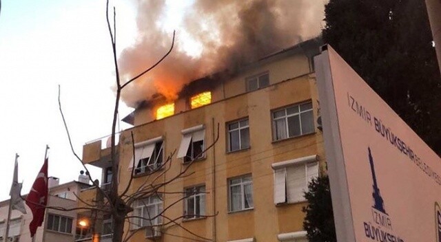 İzmir&#039;de bir bina alev alev yandı