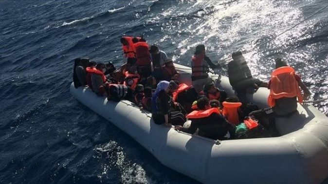 İzmir&#039;de lastik botla sürüklenen 21 sığınmacı kurtarıldı
