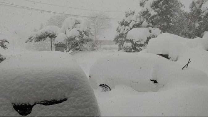 Japonya’da kar yağışı nedeniyle yüzlerce araç yolda kaldı, 1 kişi öldü
