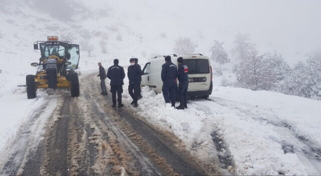 Kar nedeniyle kapanan köy yolunda araçları ile mahsur kaldılar