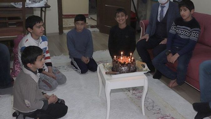 Kardan pastayla doğum günü kutlanan çocuğa valilikten sürpriz