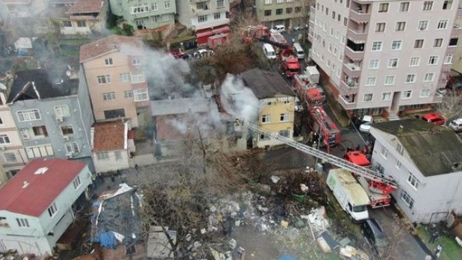 Kasımpaşa’da 2 katlı binada yangın!