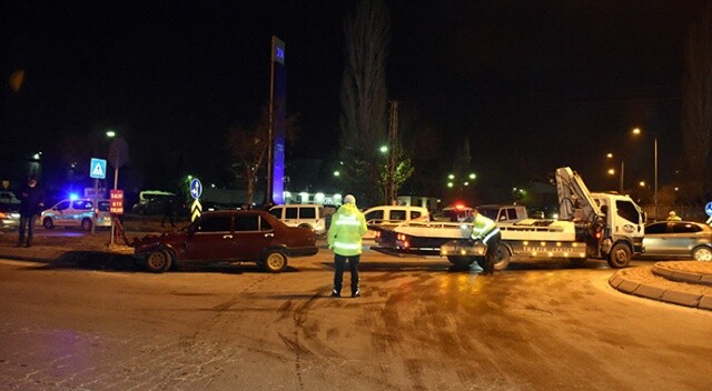 Kayseri&#039;de otomobil sivil polis aracına çarptı: 1 yaralı