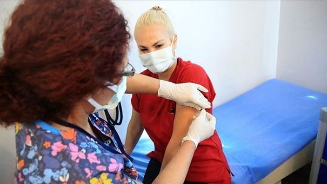 Koca: Aşı olan sağlık çalışanı sayısı 100 bini geçti