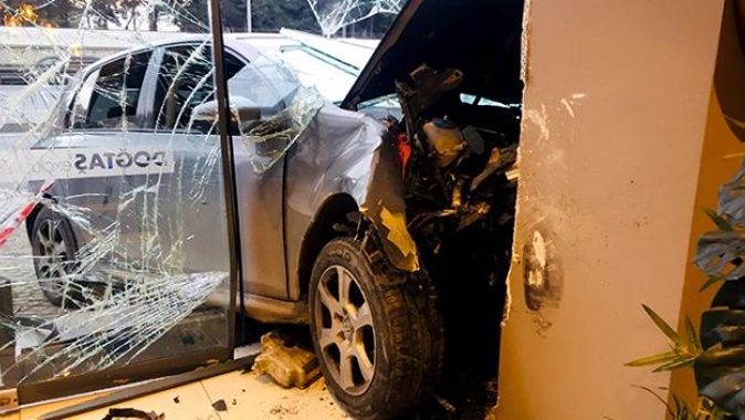 Kontrolden çıkıp mağazaya giren otomobildeki 4 kişi yaralandı