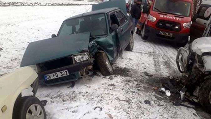 Konya&#039;da üç araç çarpıştı: 1 ölü, 4 yaralı