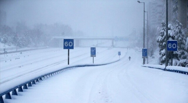 Madrid&#039;de yüzlerce yolcu kar fırtınası nedeniyle havalimanında mahsur kaldı