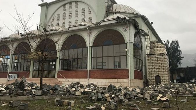 Manisa’da fırtına cami minaresini devirdi